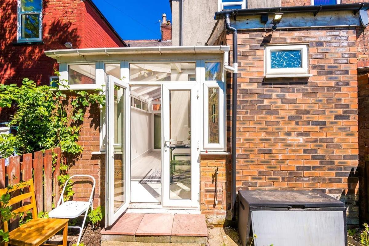 Large 4 Bedroom Home With Free Parking Near Mediacityuk Manchester Exterior photo